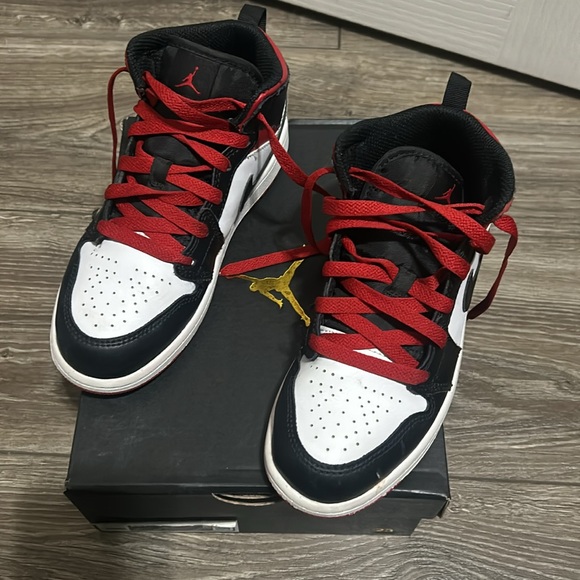 Like new Jordan 1 Mid (kids) - Picture 3 of 3